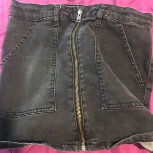 I’m selling this black skirt